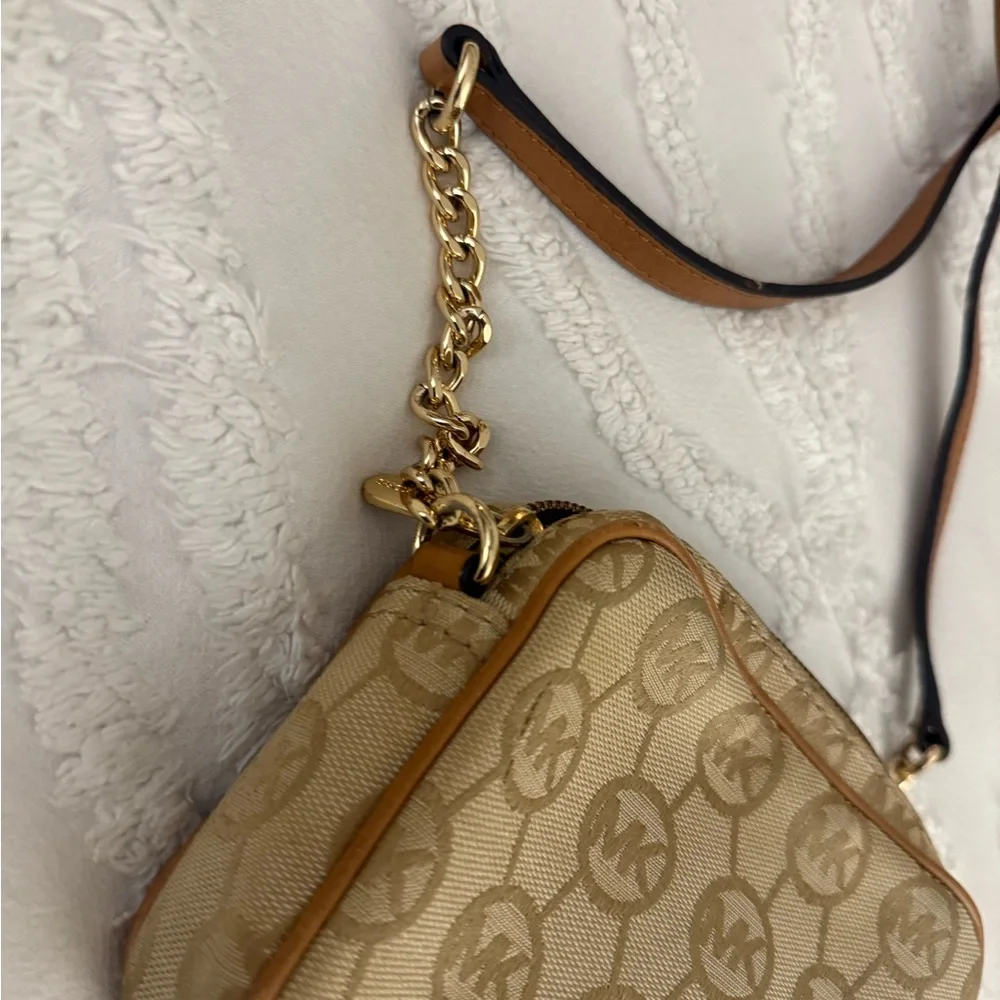 Michael Kors Tan Gold Crossbody Bag with Luxurious Appeal